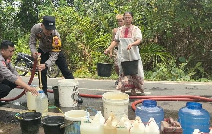Tangani Kekeringan, Polres Barito Selatan Salurkan Pasokan Air Bersih ke Warga