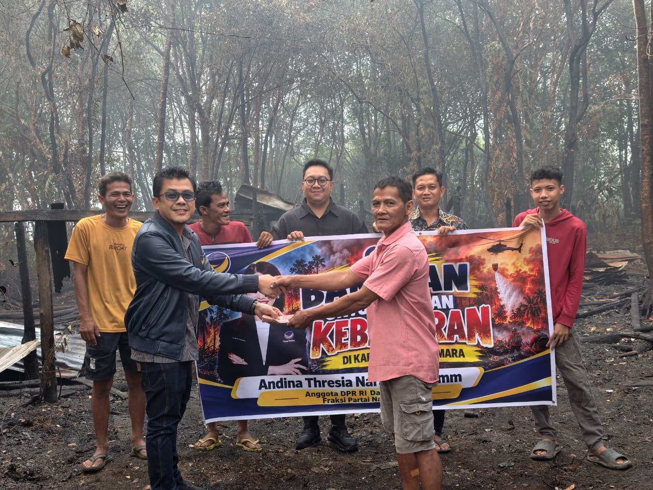Ketua DPD Partai NasDem Sukamara Bantu Korban Kebakaran Kartamulia